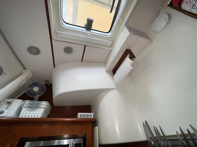 Walkabout Yacht Photos Pics Interior of 1997 Beneteau Oceanis 461 yacht, featuring a compact kitchen area with modern amenities.