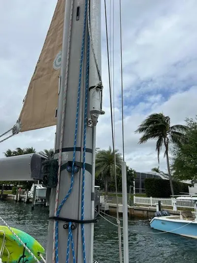 Walkabout Yacht Photos Pics Beneteau Oceanis 461 sailboat mast and rigging, 1997 model, docked near palm trees and waterway.