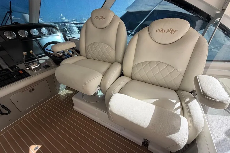  Yacht Photos Pics Luxurious helm seats on a 2006 Sea Ray 48 Sundancer yacht, featuring elegant design and comfort.