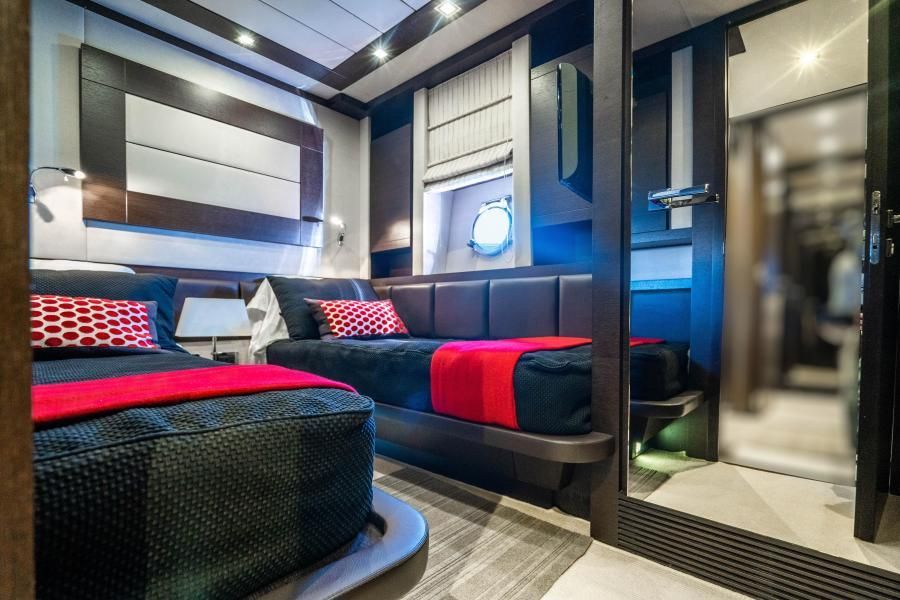2010 Azimut 86S Express
