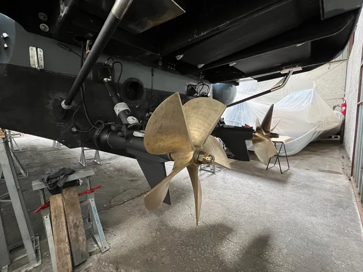 Stanislas Michel Yacht Photos Pics Propellers of a 2016 SACS Strider 18 boat in a maintenance area.
