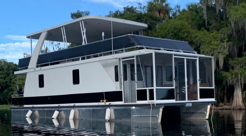 2018 Destination Yachts houseboat