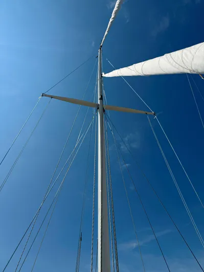 Dalliance Yacht Photos Pics Mast and rigging of 1993 Pacific Seacraft Crealock 34 sailboat against clear blue sky.