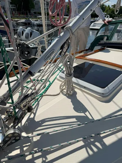 Dalliance Yacht Photos Pics Deck of 1993 Pacific Seacraft Crealock 34 sailboat with rigging and hatch.