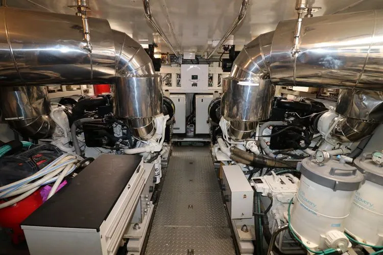 Wishes Granted Yacht Photos Pics 2005 Horizon 82 Skylounge - Image 15