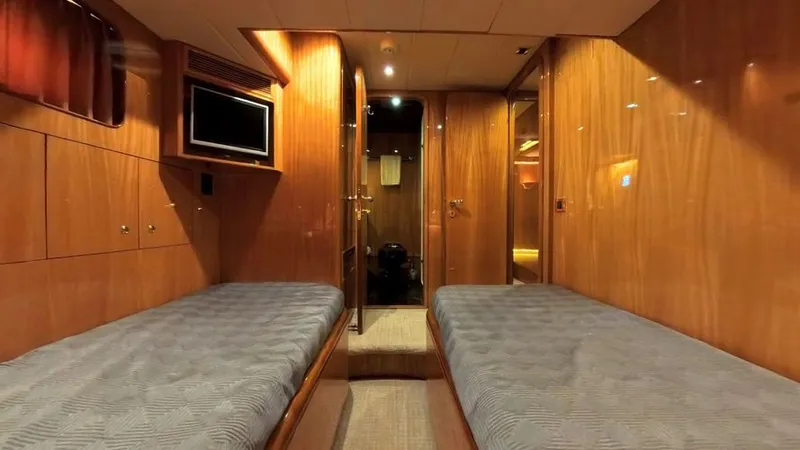 Wishes Granted Yacht Photos Pics 2005 Horizon 82 Skylounge - Image 10