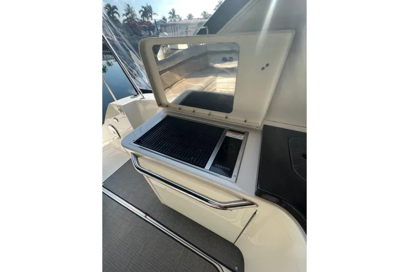  Yacht Photos Pics Outdoor grill on 2014 Sea Ray 410 Sundancer yacht, featuring Kenyon cooking equipment.