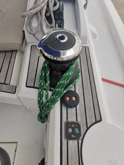 Siman H Yacht Photos Pics Beneteau Oceanis 46.1 sailboat winch with green rope, 2020 model.