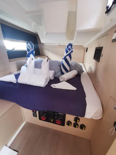 Siman H Yacht Photos Pics Cozy cabin interior of 2020 Beneteau Oceanis 46.1 yacht with neatly arranged towels.