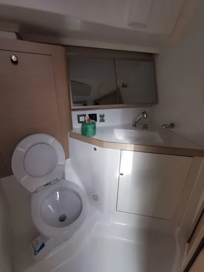 Siman H Yacht Photos Pics Beneteau Oceanis 46.1 2020 yacht bathroom with toilet, sink, and mirrored cabinet.