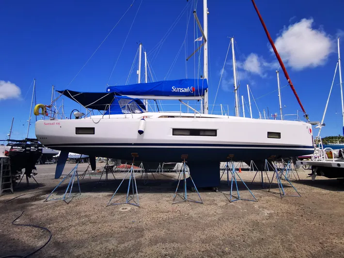 Siman H Yacht Photos Pics 2020 Beneteau Oceanis 46.1 sailboat on stands, blue sky background.