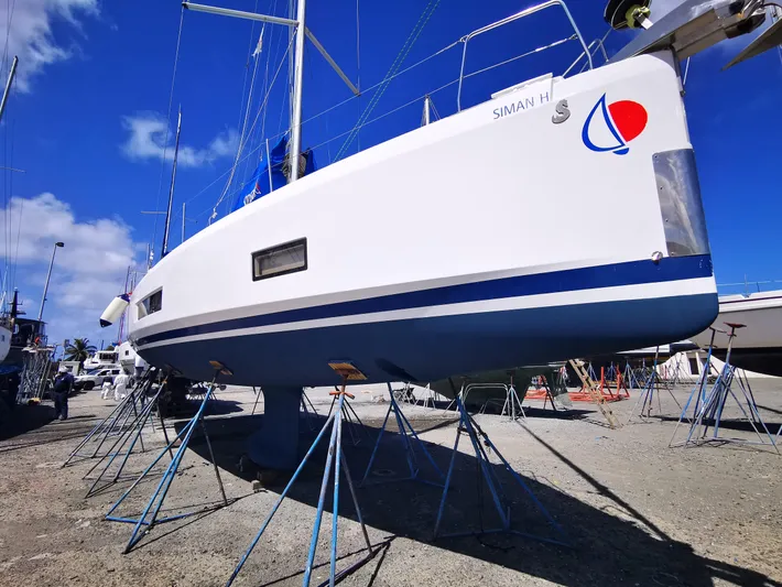 Siman H Yacht Photos Pics 2020 Beneteau Oceanis 46.1 sailboat on stands, clear sky background.
