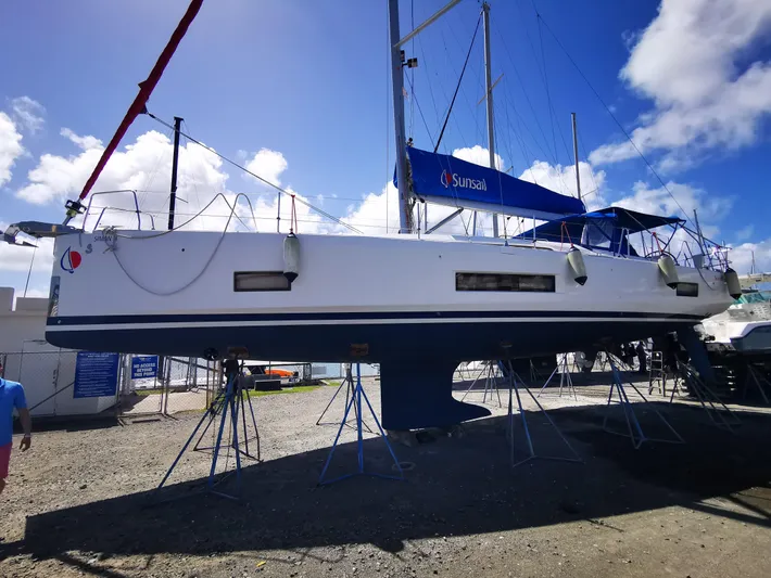 Siman H Yacht Photos Pics 2020 Beneteau Oceanis 46.1 sailboat on stands, clear sky background.