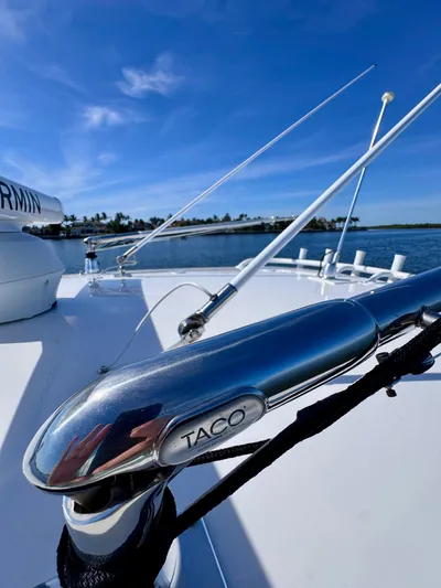Herediterry Yacht Photos Pics Close-up of a 2017 Intrepid 375 FE boat cleat with blue sky background.