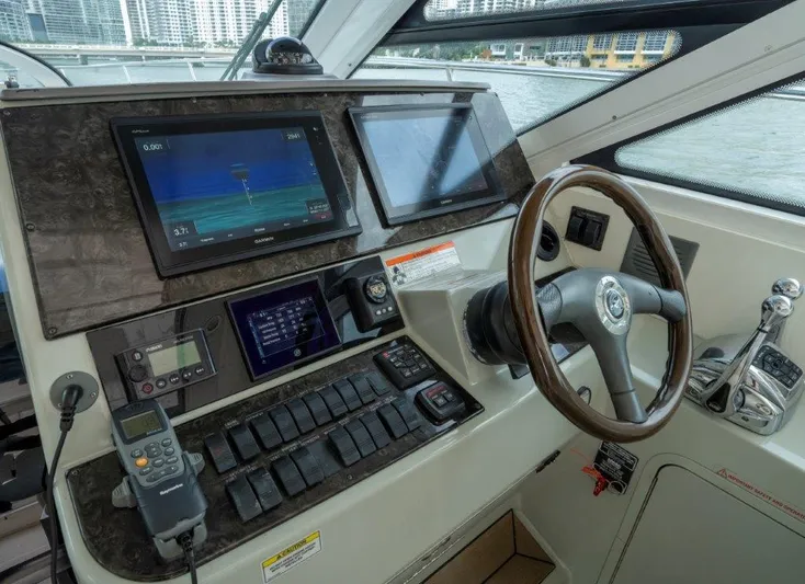  Yacht Photos Pics 2009 Sea Ray 43 Sundancer helm with navigation screens and controls.