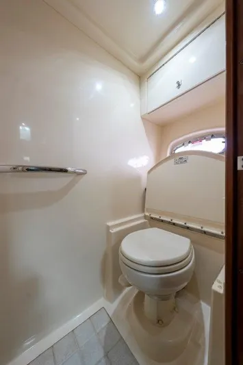  Yacht Photos Pics 2009 Sea Ray 43 Sundancer yacht bathroom with modern fixtures and storage.