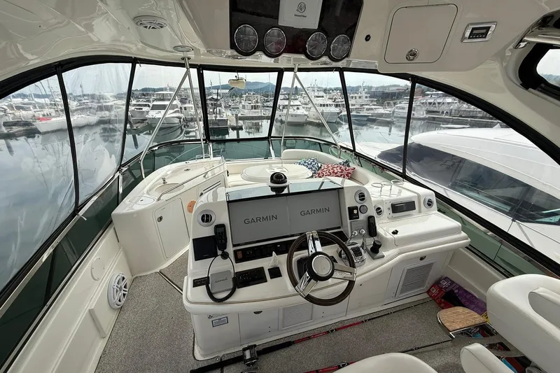 O Sea D Yacht Photos Pics Interior view of 2010 Sea Ray 520 Sedan Bridge yacht with Garmin navigation system.