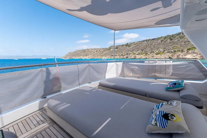 Easy Yacht Photos Pics Luxurious Sanlorenzo 82 yacht deck with sunbeds, ocean view, and shaded canopy, 2009 model.