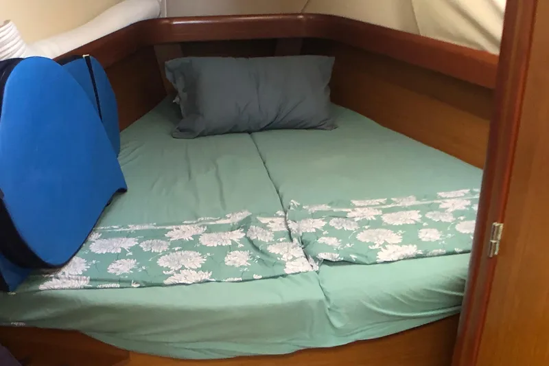 Marine Services S.a.s. Di Berruto Claudia Yacht Photos Pics Cozy cabin bed in 2006 Jeanneau Sun Odyssey 42 DS sailboat.