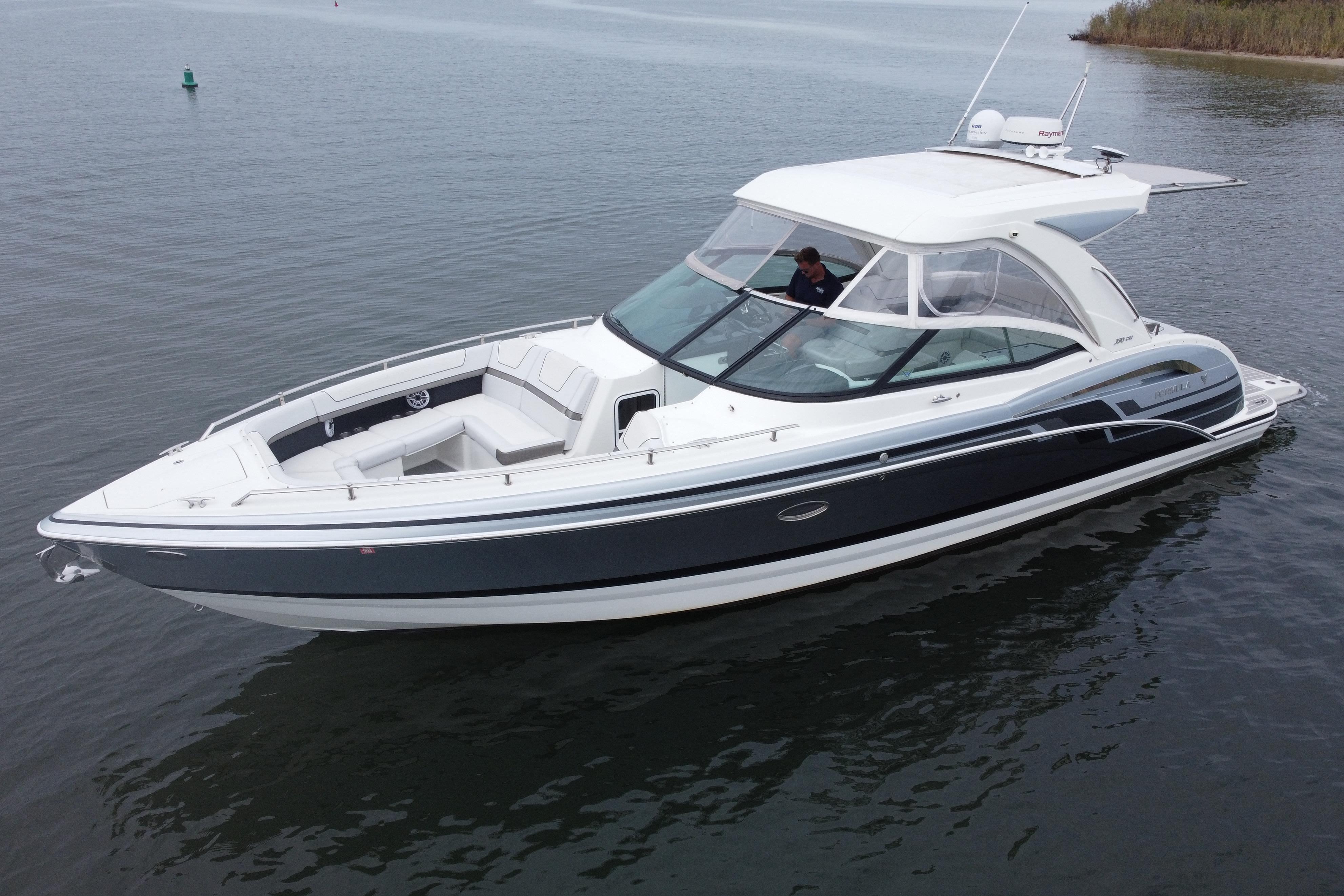 Formula 350 Crossover Bowrider