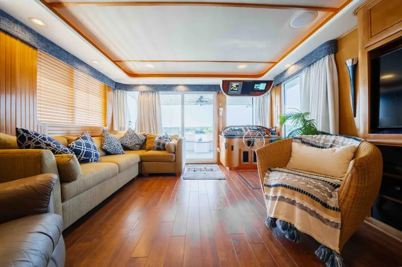 Yacht Photos Pics Luxurious 2004 Stardust Cruisers houseboat interior with cozy seating and elegant decor.