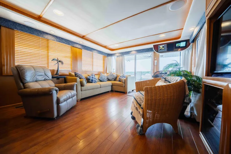  Yacht Photos Pics Luxurious 2004 Stardust Cruisers houseboat interior with cozy seating and elegant wooden flooring.