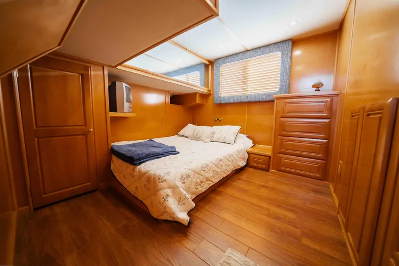  Yacht Photos Pics 2004 Stardust Cruisers houseboat bedroom with wood paneling and cozy bed.