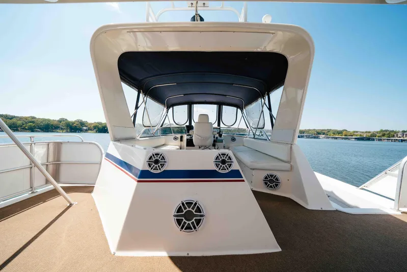  Yacht Photos Pics 2004 Stardust Cruisers houseboat with covered seating area on a sunny day.