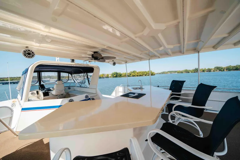  Yacht Photos Pics 2004 Stardust Cruisers houseboat interior with seating, table, and scenic lake view.