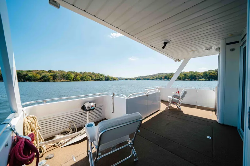  Yacht Photos Pics 2004 Stardust Cruisers houseboat deck with scenic lake view and seating area.