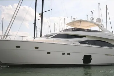Ferretti Yachts 830
