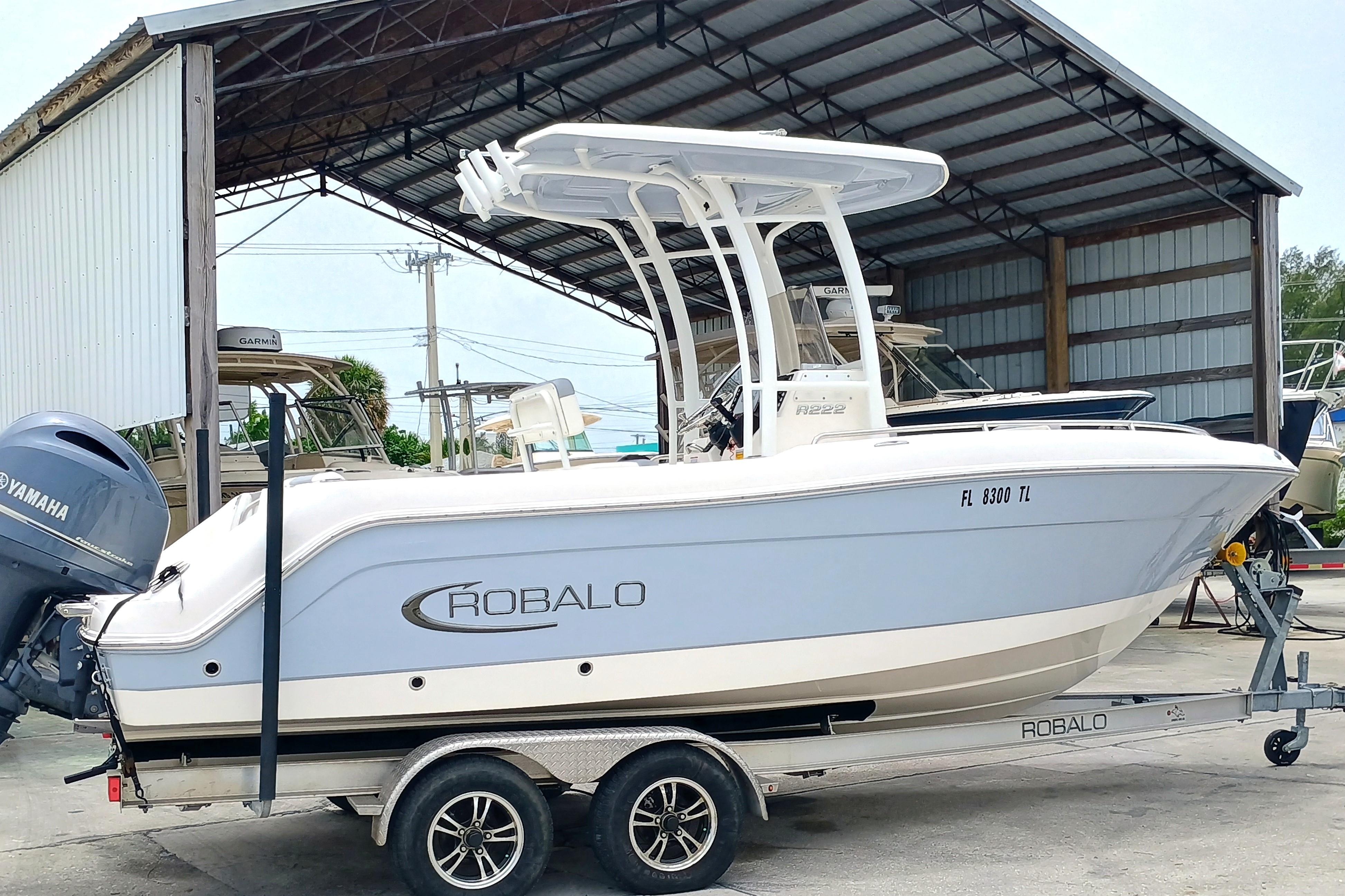 2023 Robalo R222 Center Console - Image 3