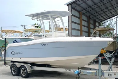Robalo R222 Center Console