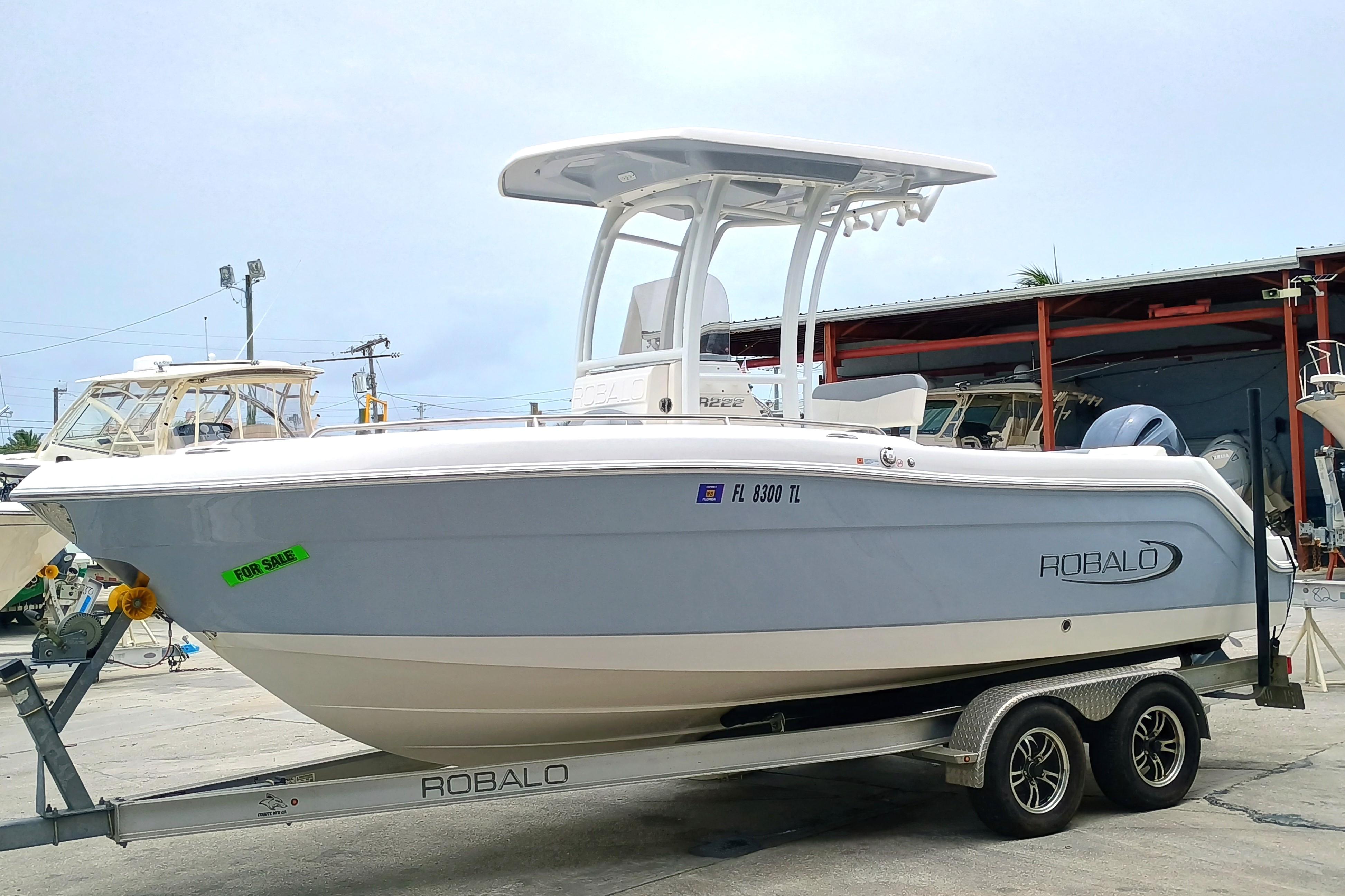 2023 Robalo R222 Center Console - Image 4