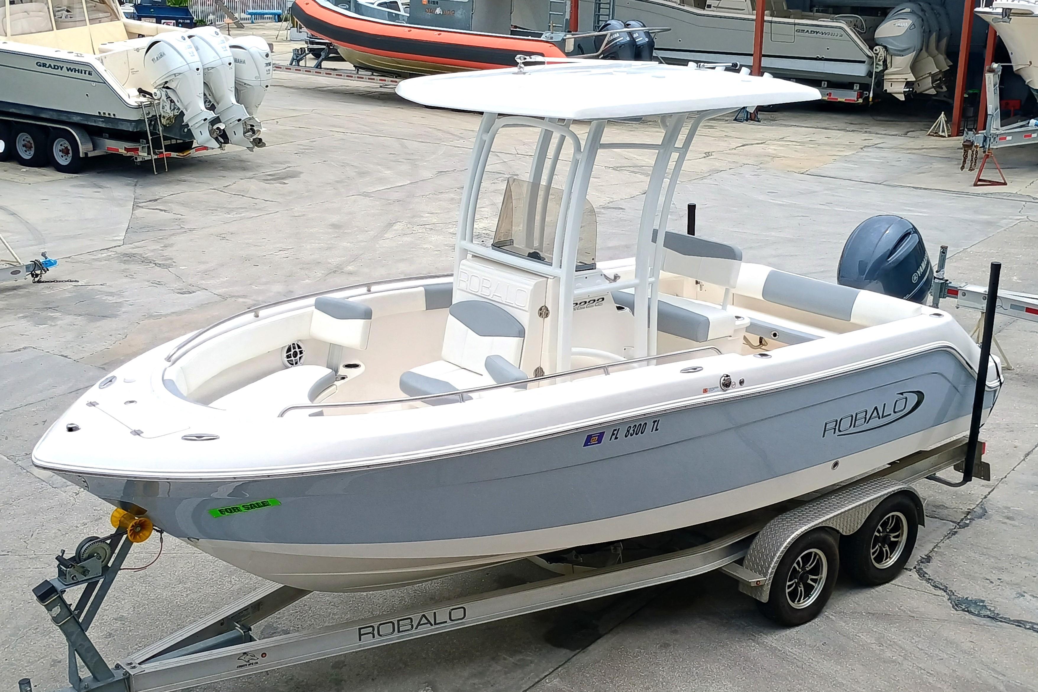 2023 Robalo R222 Center Console - Image 2