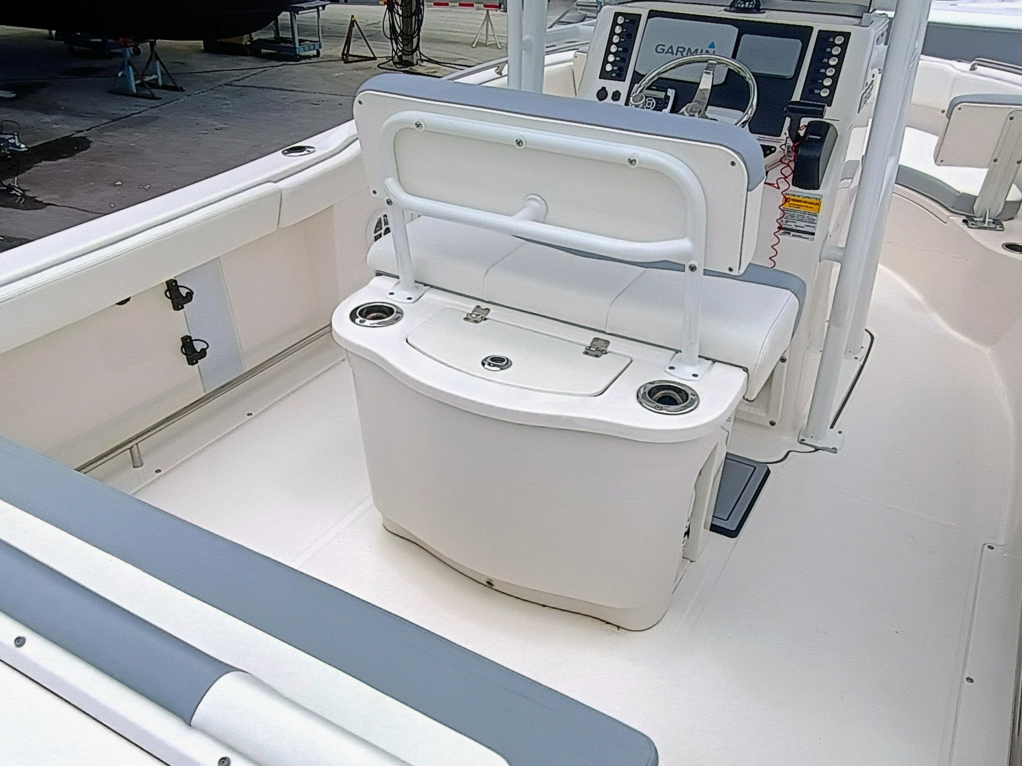 2023 Robalo R222 Center Console - Image 14
