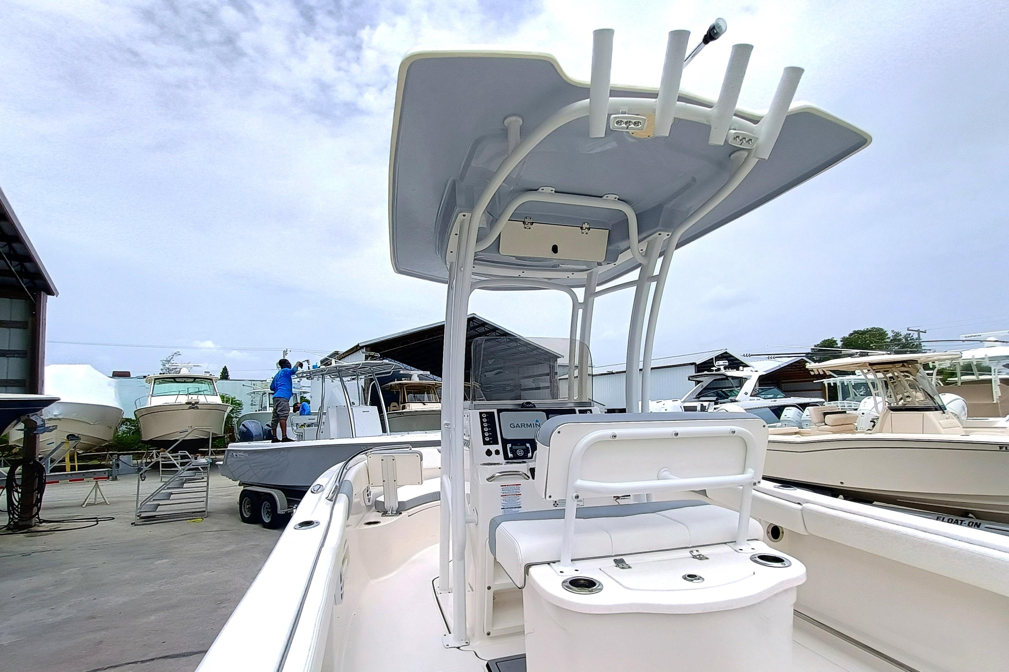 2023 Robalo R222 Center Console - Image 15
