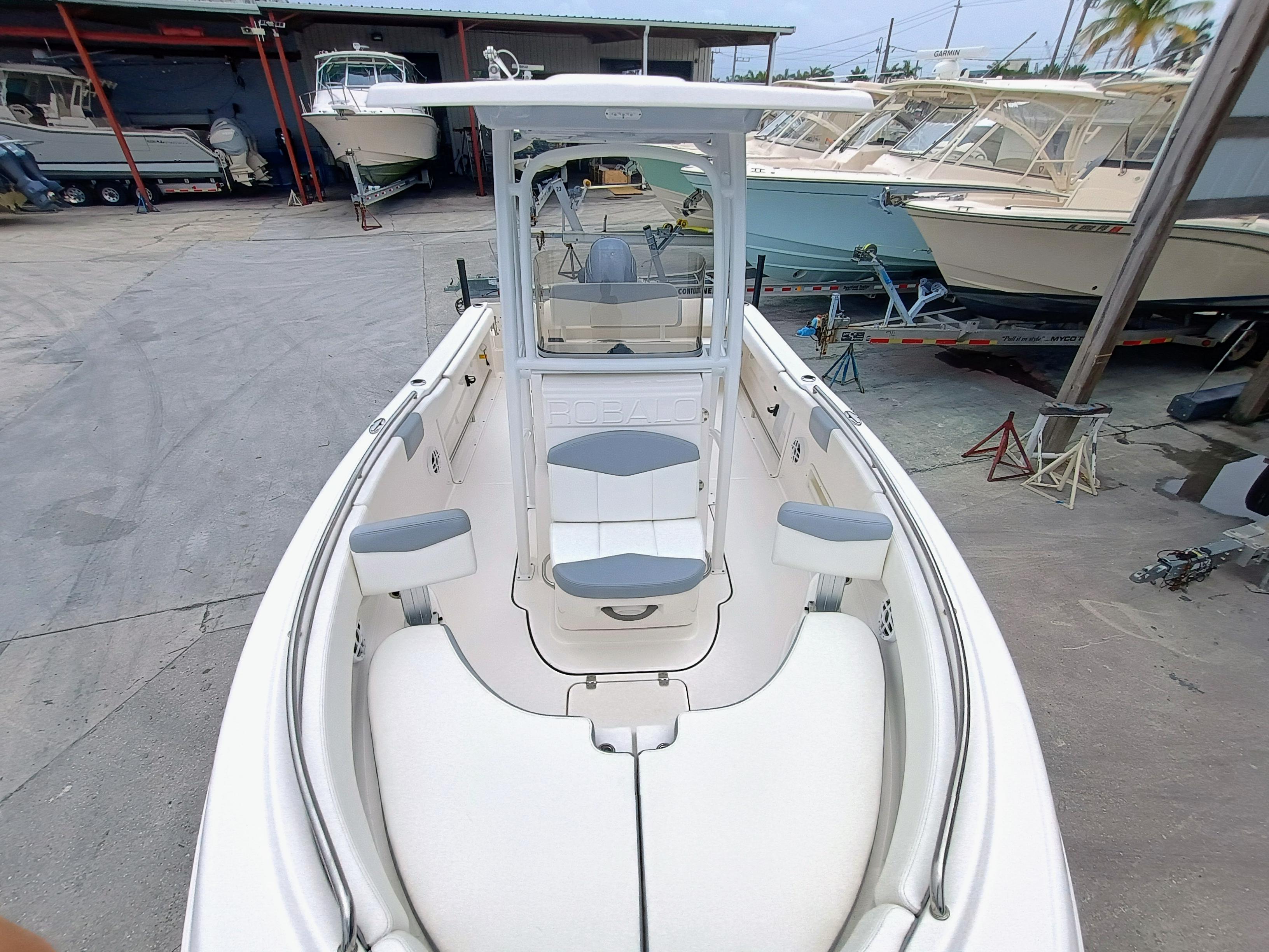 2023 Robalo R222 Center Console - Image 7