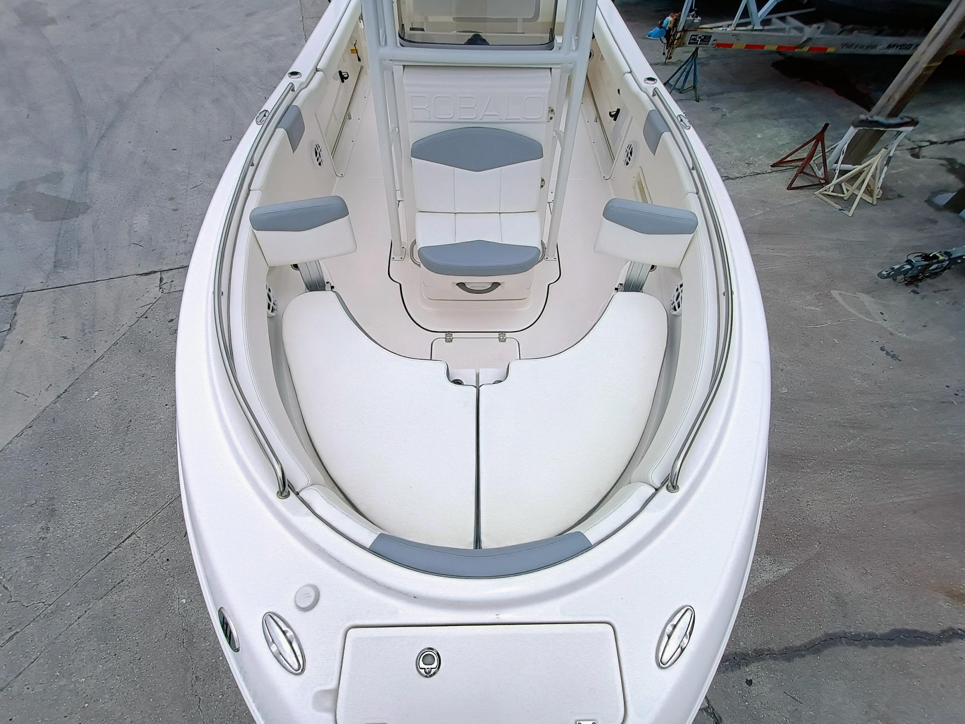 2023 Robalo R222 Center Console - Image 6