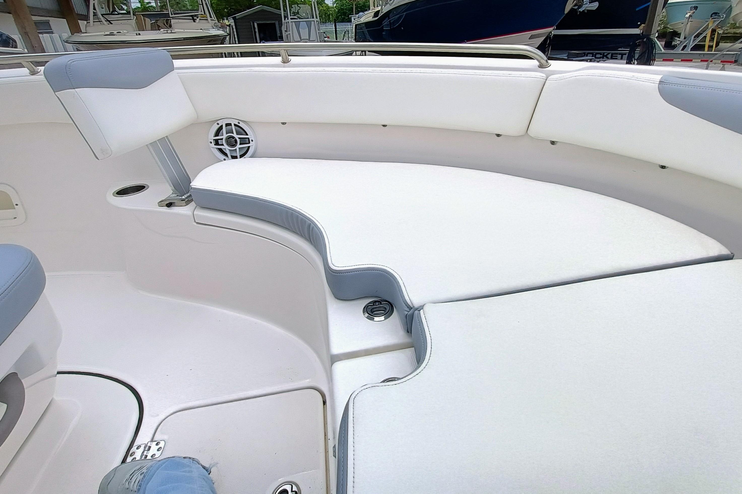 2023 Robalo R222 Center Console - Image 10