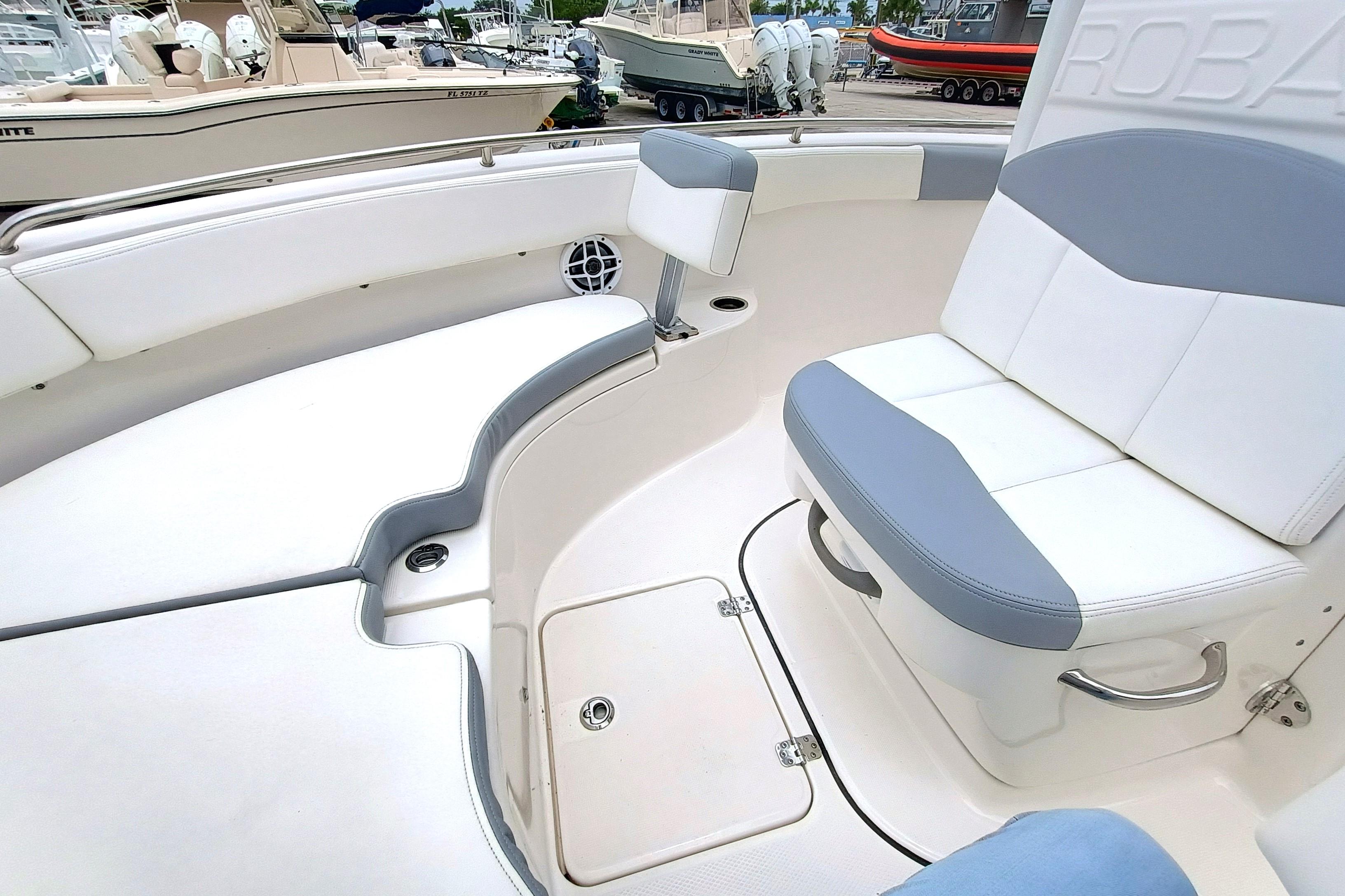 2023 Robalo R222 Center Console - Image 9