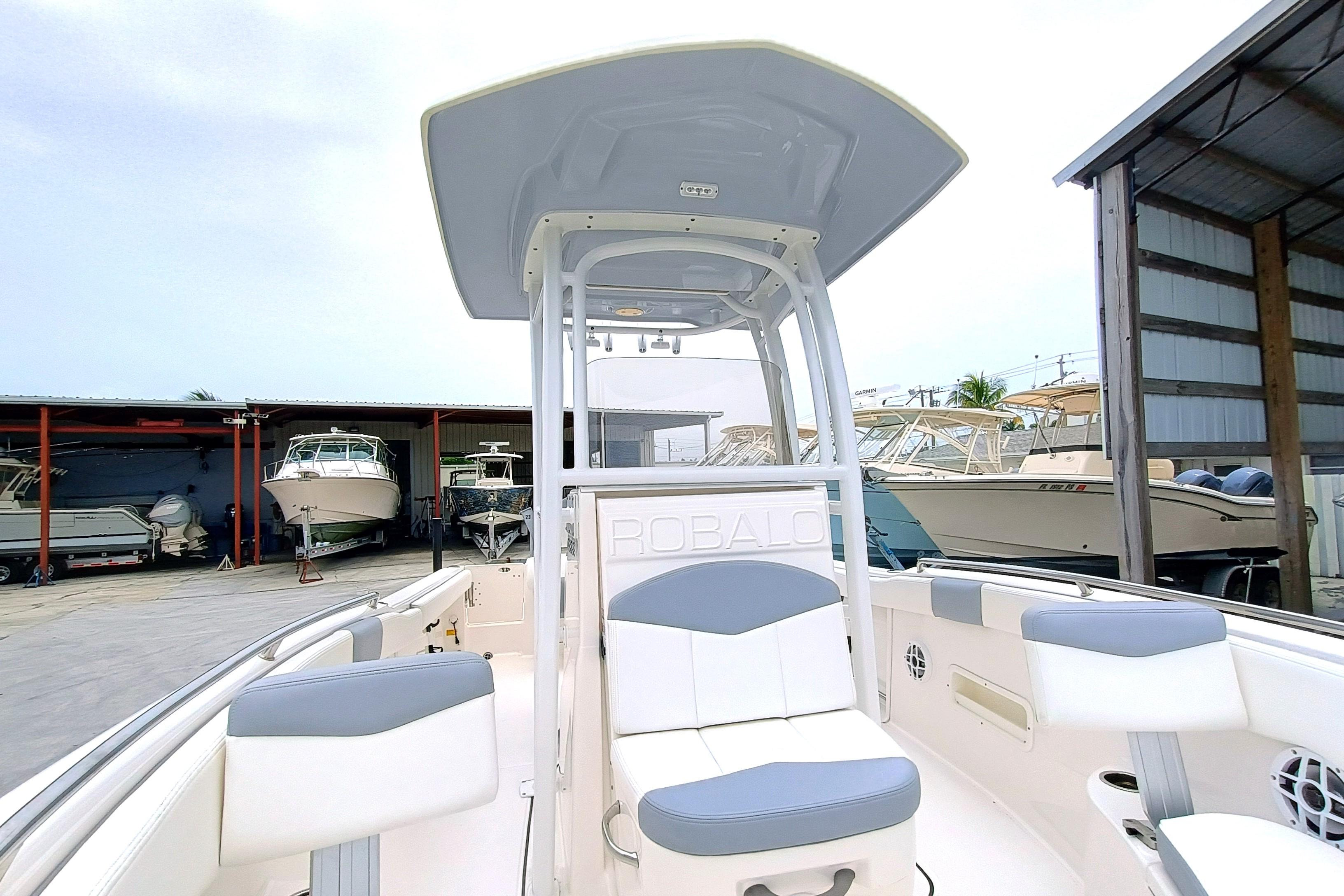 2023 Robalo R222 Center Console - Image 11