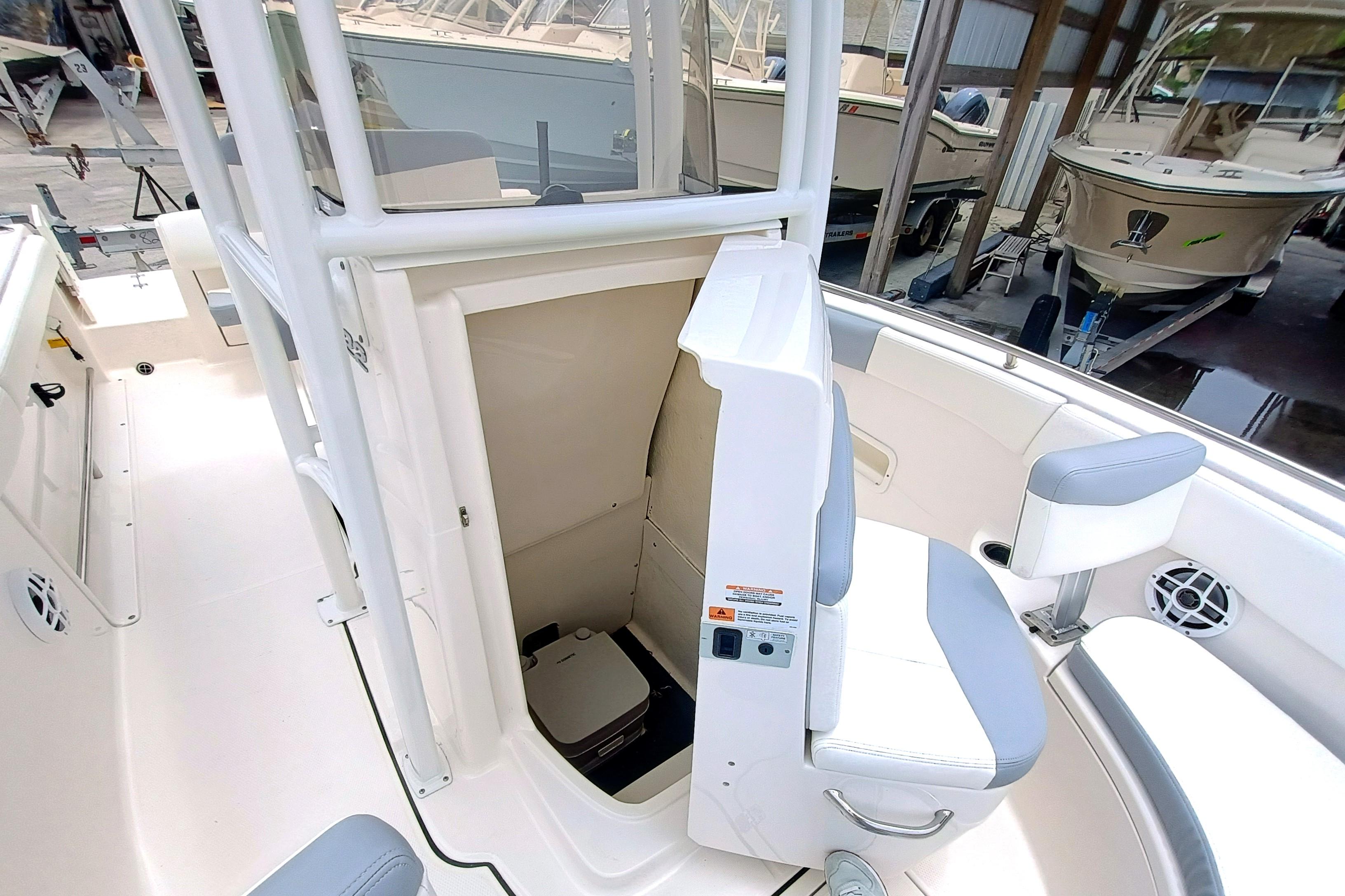2023 Robalo R222 Center Console - Image 13