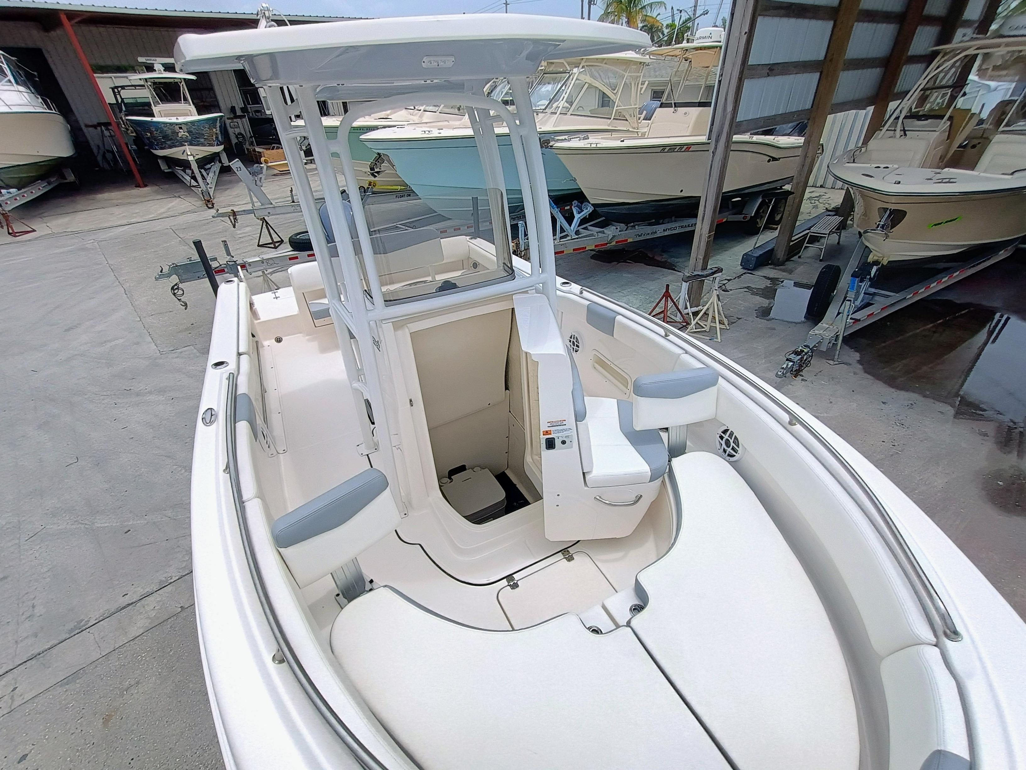 2023 Robalo R222 Center Console - Image 12