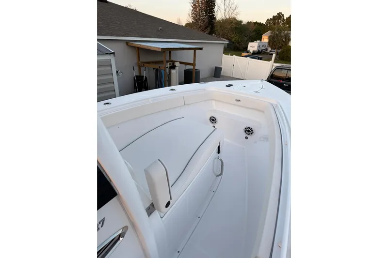  Yacht Photos Pics 2025 Sea Hunt Gamefish 27 Coffin Box boat interior, featuring spacious seating and modern design.