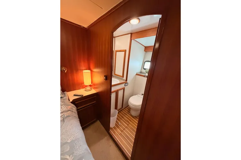 All The Way Yacht Photos Pics 1984 Hartman-Palmer yacht interior with cozy bedroom and ensuite bathroom.