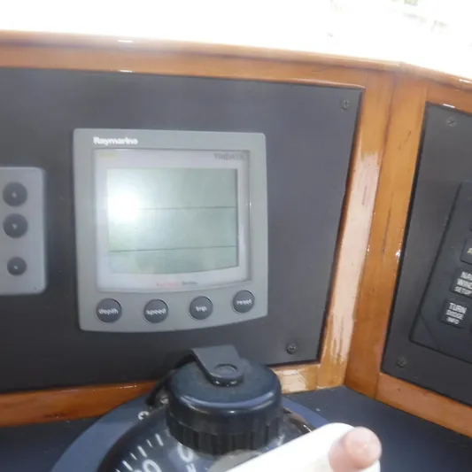 Ping Yacht Photos Pics 1998 Legacy 40' Flybridge dashboard with Raymarine display and compass.