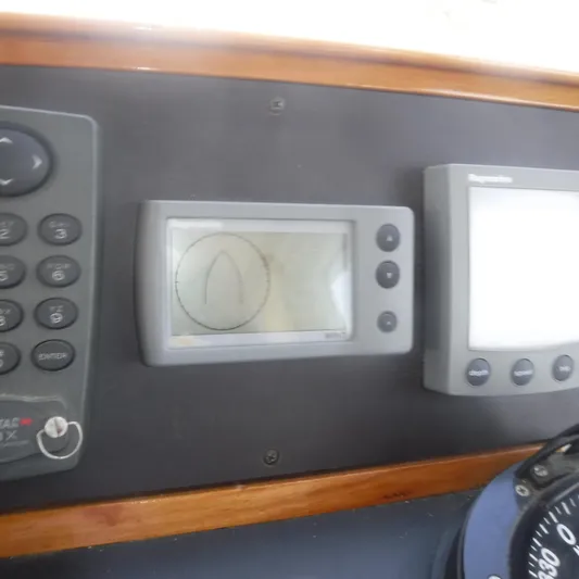 Ping Yacht Photos Pics Legacy 40' Flybridge 1998 dashboard with navigation instruments and controls.