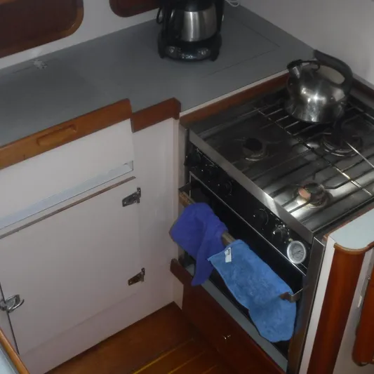 Ping Yacht Photos Pics Legacy 40' Flybridge 1998 galley with stove, kettle, and countertop.