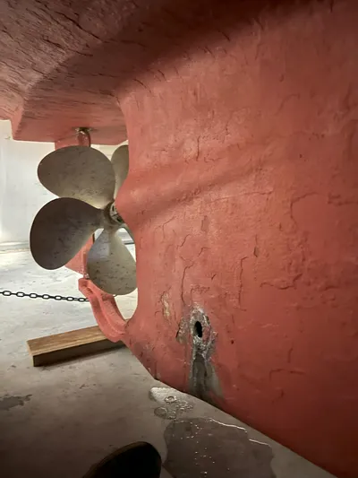 Ping Yacht Photos Pics Close-up of a 1998 Legacy 40' Flybridge propeller and hull.